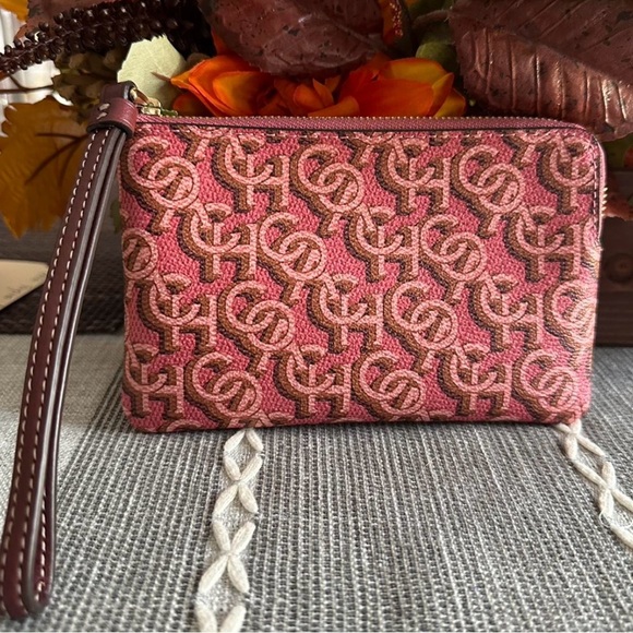 COACH CORNER ZIP WRISTLET WITH SIGNATURE MONOGRAM PRINT - Picture 2 of 10